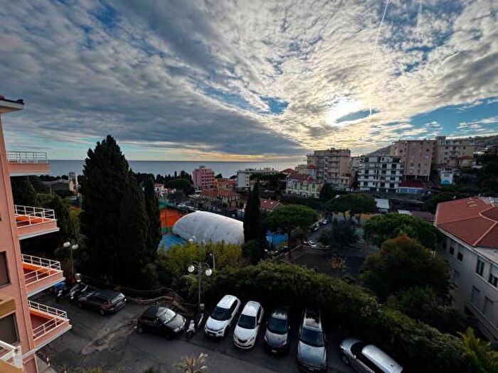 Appartamento quadrilocale in vendita in Strada Privata Vallarino, Sanremo