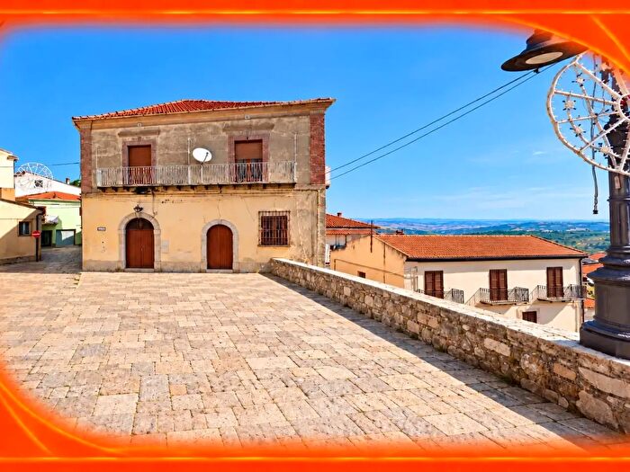 Casa con 8 locali in vendita in Piazza XVI Novembre, Pietragalla