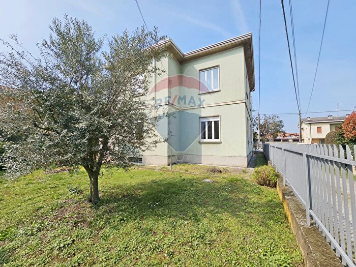 Casa con 10 locali in vendita in Via XXIV Maggio, Lonate Pozzolo