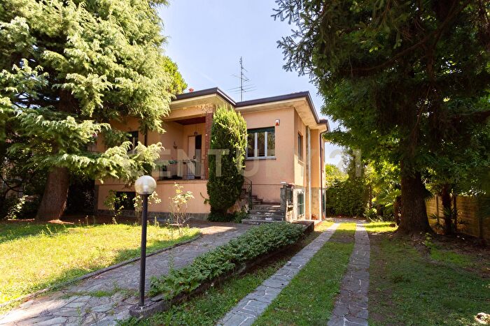 Casa con 8 locali in vendita in Via Giuseppe Garibaldi, Rescaldina