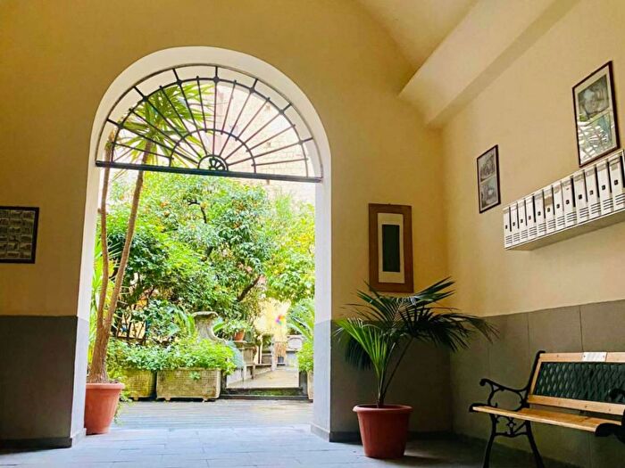 Appartamento trilocale in affitto in Via SCarlo Alle Mortelle, Chiaia, Napoli