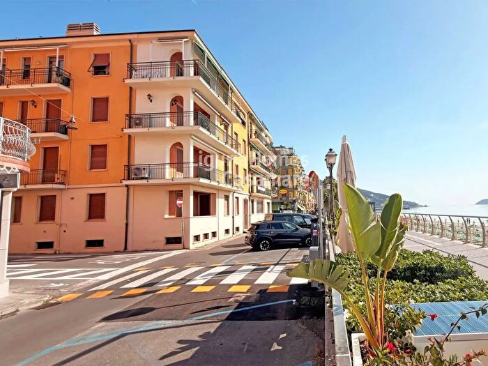 Appartamento con 6 locali in vendita in Via Roma, Alassio