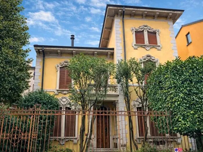 Casa con 6 locali in affitto in Via Caltanissetta, Milano