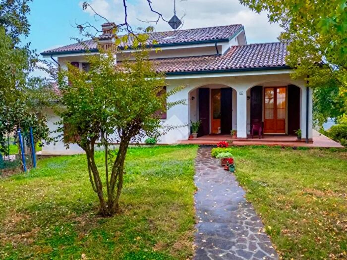 Casa con 8 locali in vendita in Via delle Ville, Guastalla