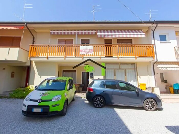 Appartamento con 8 locali in vendita in Via Bruni, Fanna