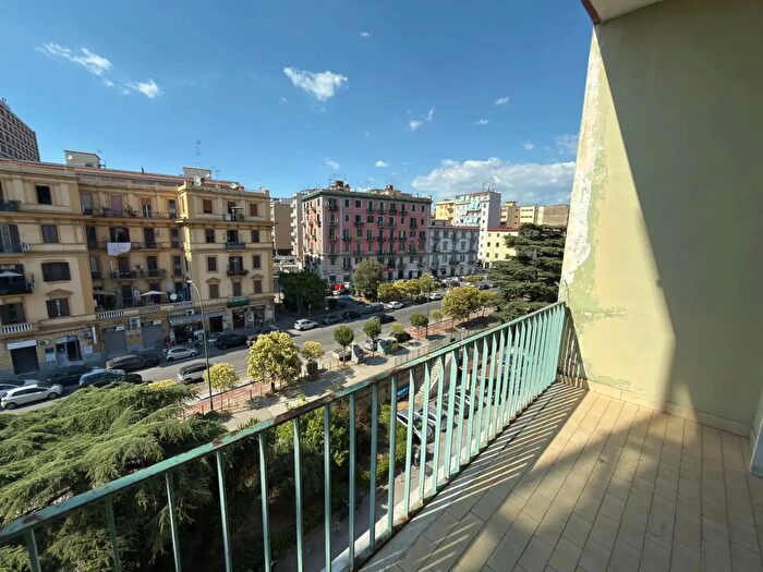 Appartamento trilocale in vendita in Via Giulio Cesare, Napoli