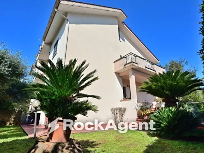 Casa con 6 locali in vendita in Via del Colle, Aprilia
