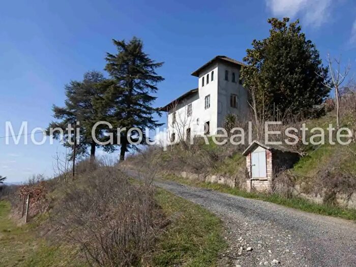 Casa con 10 locali in vendita in Acqui Terme