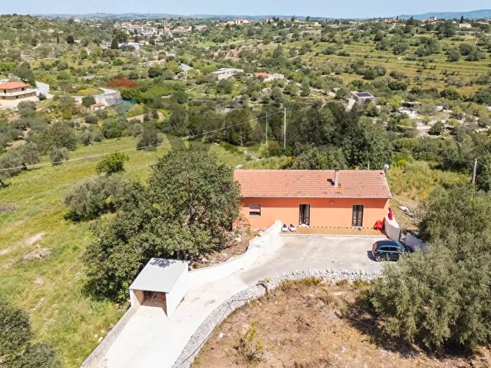 Casa con 8 locali in vendita in Strada Comunale Saitta Fondachello, Modica