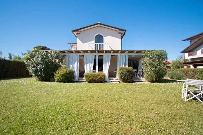 Casa con 7 locali in vendita in Forte Dei Marmi