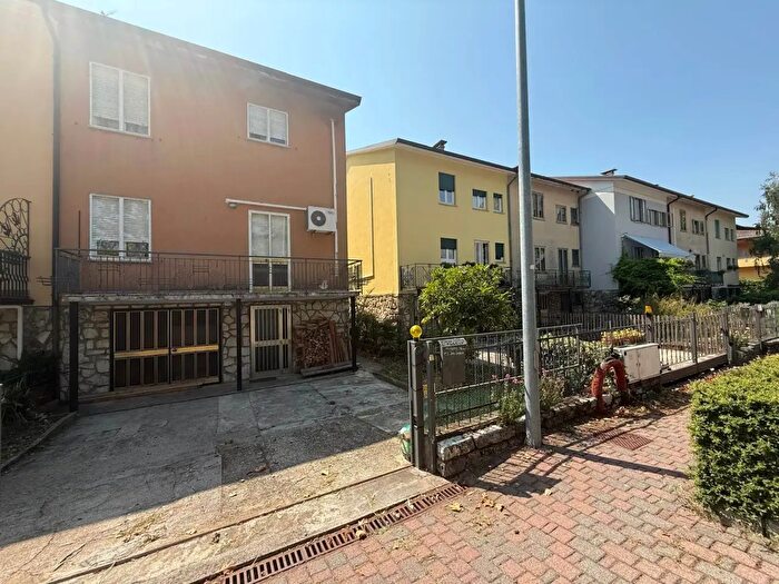 Casa con 9 locali in vendita in Via Roma, Castelgomberto