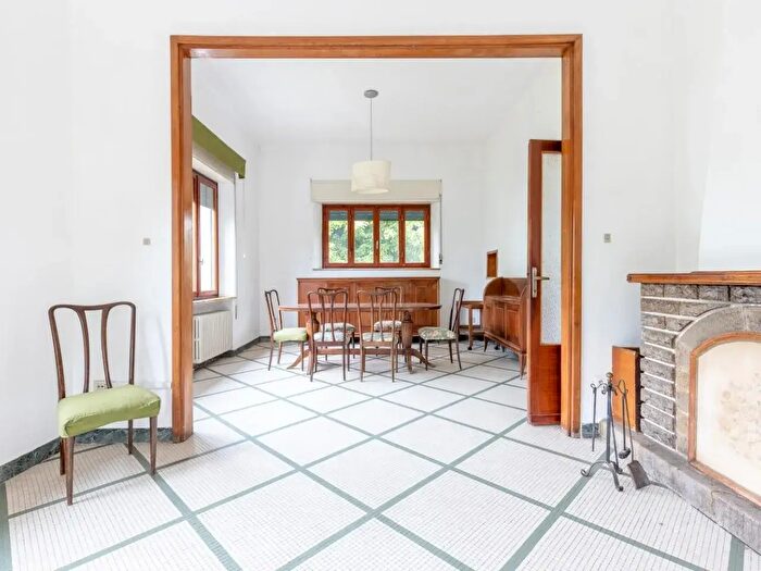 Casa con 8 locali in vendita in Lucca