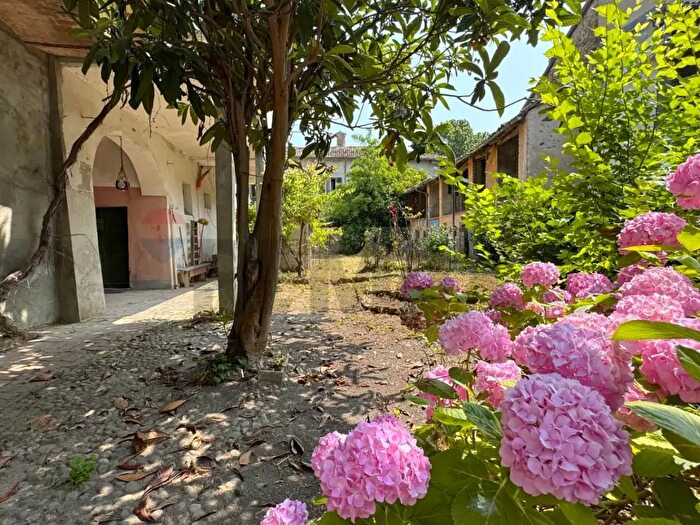 Casa con 19 locali in vendita in Rivanazzano