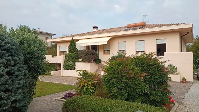 Casa quadrilocale in vendita in Sernaglia della Battaglia Falzè di Piave Via del Noale, Montebelluna