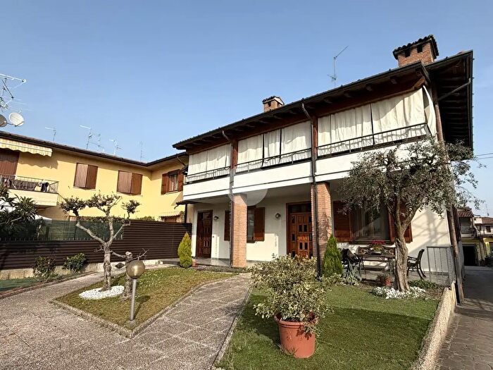 Appartamento trilocale in vendita in Via Monsignor G Rizzi, Ospitaletto