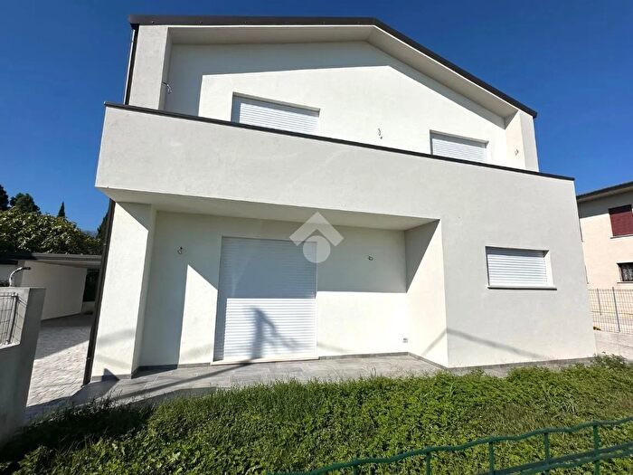 Casa quadrilocale in vendita in Via Giolli, Fonte