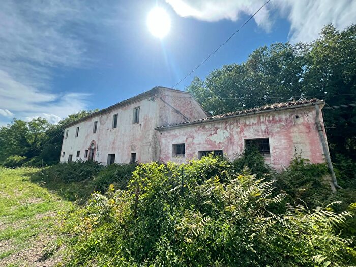 Casa con 20 locali in vendita in Argignano, Fabriano