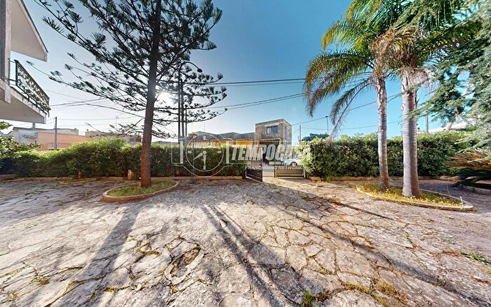 Casa con 10 locali in vendita in Via Ascanio Grandi, Poggiardo