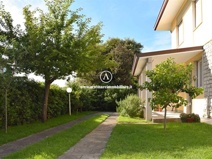 Casa con 5 locali in affitto in Pietrasanta