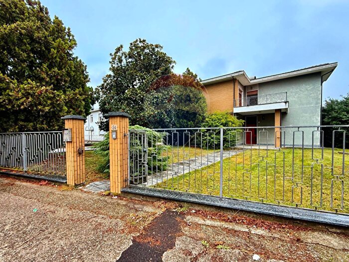 Casa con 10 locali in vendita in Stradella