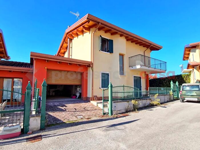 Casa quadrilocale in vendita in Via Villa Perilli Snc, Pizzoli