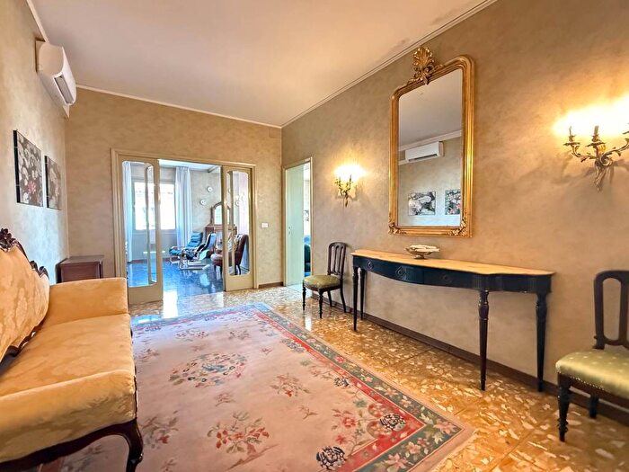 Appartamento con 5 locali in affitto in Strada Luigi Carlo Farini, Centro Storico, Parma