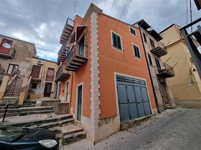 Casa con 6 locali in vendita in Via Cuccia, San Cataldo