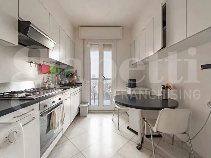 Appartamento quadrilocale in vendita in Via Costantino Baroni, Milano