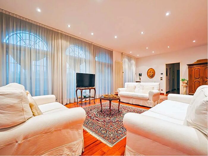 Casa con 5 locali in vendita in Monticello Brianza