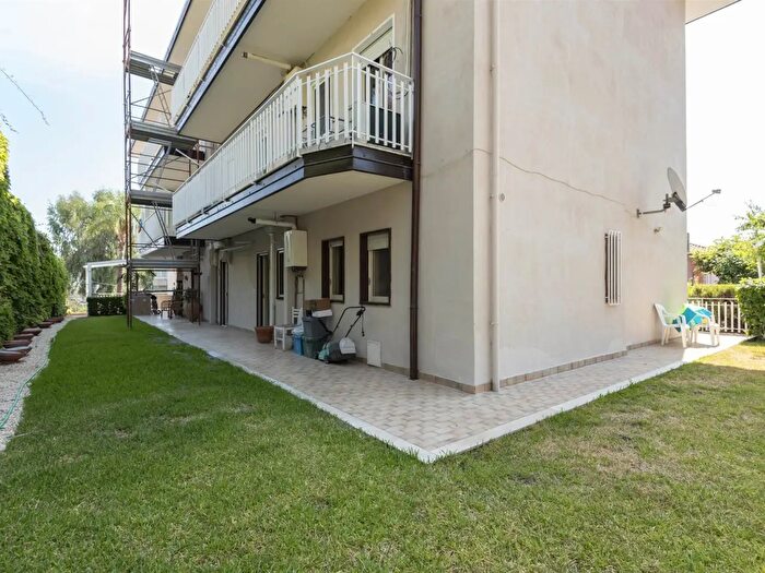 Appartamento con 6 locali in vendita in Via Litteri, Aci Castello