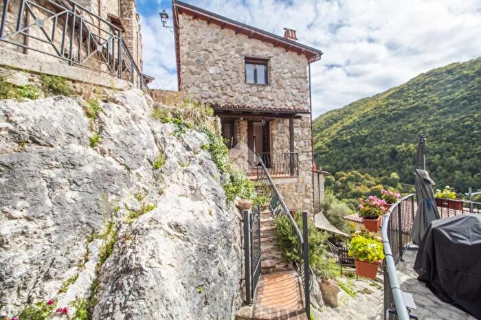 Casa trilocale in vendita in Rocca di Fondi, Antrodoco