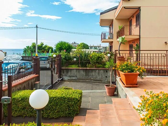 Casa con 6 locali in vendita in Via Capomulini C, Acireale