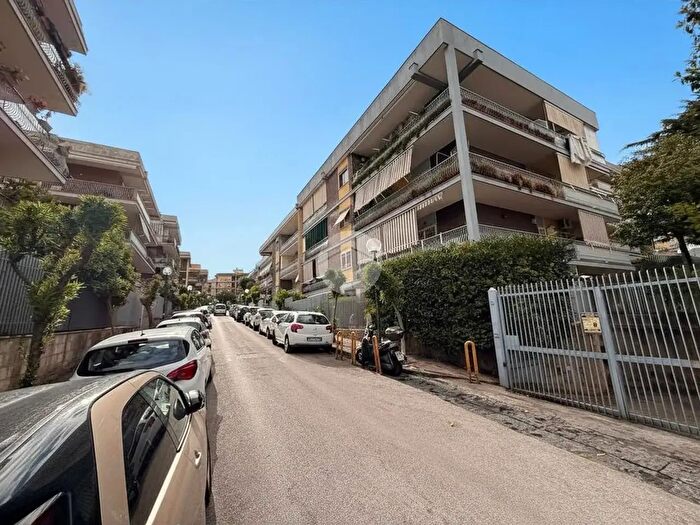 Appartamento trilocale in vendita in Viale Colli Aminei, Napoli