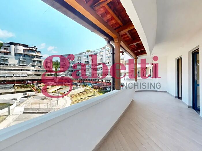 Appartamento con 5 locali in vendita in Via Nicola Nicolini, Napoli