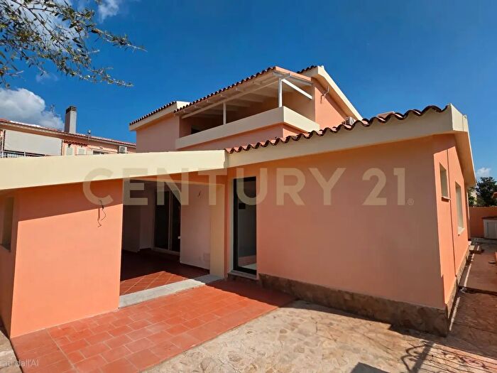 Casa con 9 locali in vendita in Via Santorre di Santarosa Snc, Olbia
