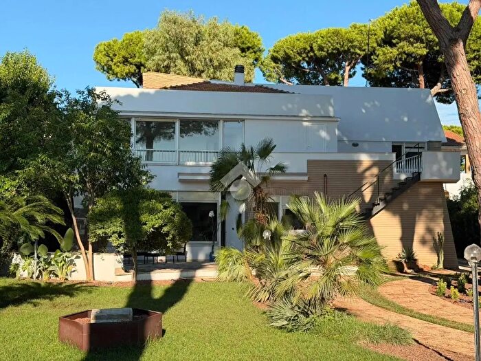 Casa con 13 locali in vendita in Via Catone, Santa Marinella