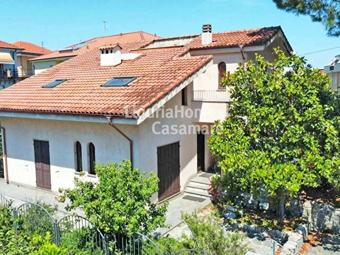 Casa con 9 locali in vendita in Via Ortigara, Loano