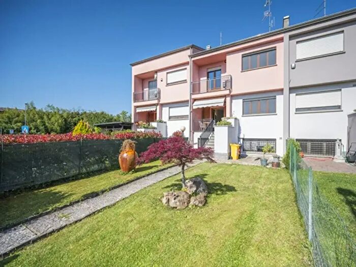 Casa con 5 locali in vendita in Strada Battibue, Parma