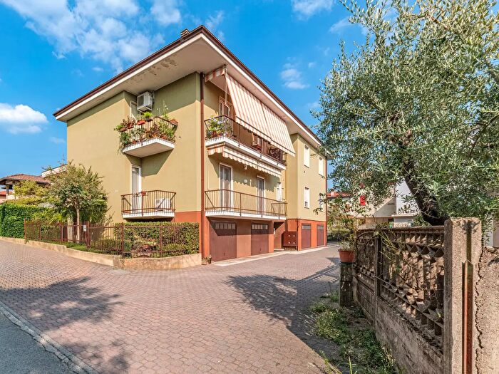 Appartamento trilocale in vendita in Via Fratelli Bandiera, Verano Brianza