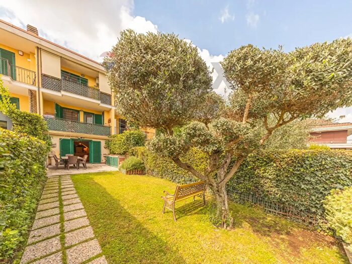 Casa quadrilocale in vendita in Via Ernesto Cesaro, Roma