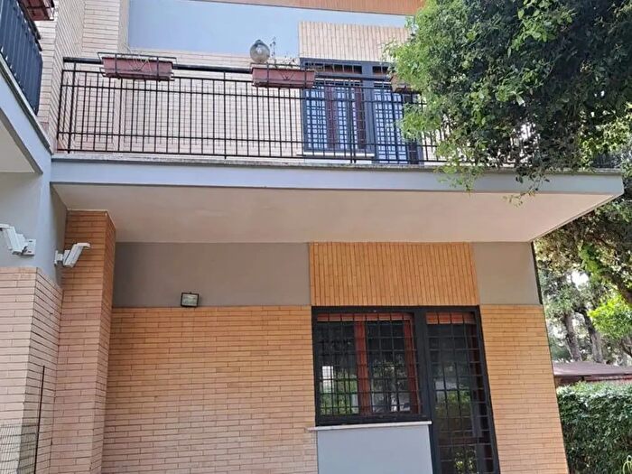 Casa con 5 locali in vendita in Viale Viareggio, Fiumicino