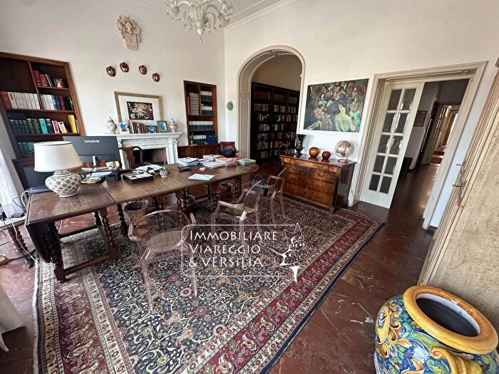 Appartamento con 8 locali in vendita in Viale Carducci, Viareggio