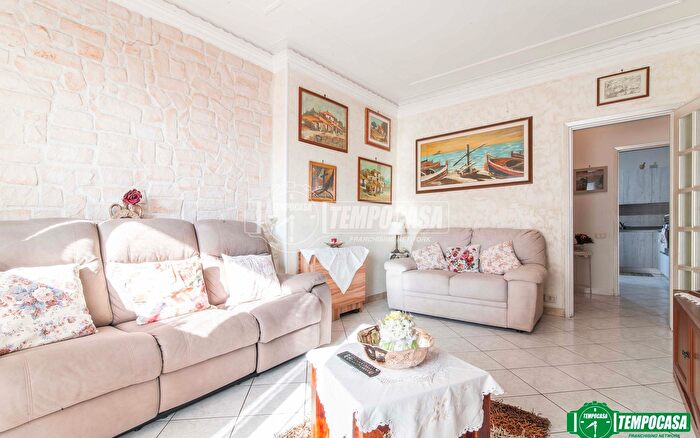 Appartamento trilocale in vendita in Via Roma, Garbagnate Milanese