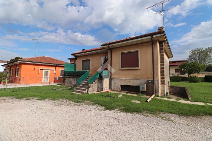 Casa con 5 locali in vendita in Via Avis, Volta Mantovana