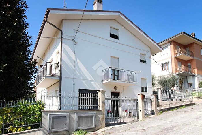 Casa con 8 locali in vendita in Via Ruderi Romani, Fermo