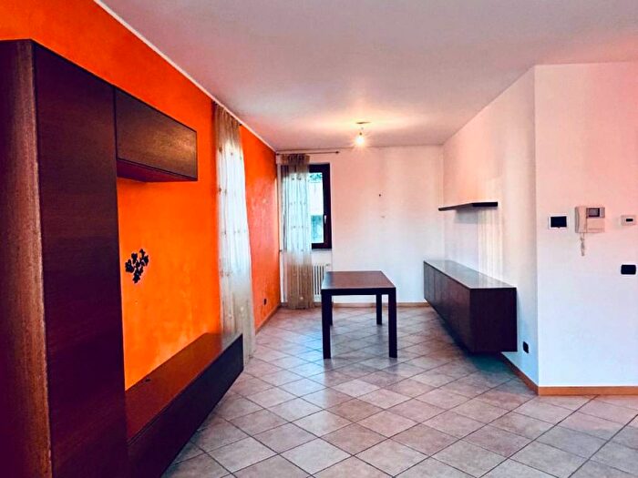 Appartamento trilocale in affitto in Via Stefano Ticozzi, Camnago Volta, Como