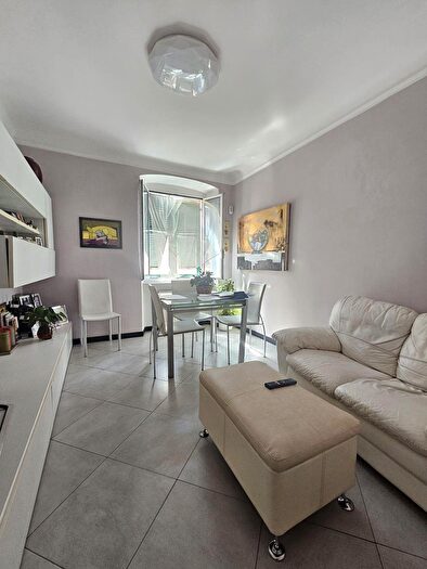 Appartamento trilocale in vendita in Via Biancheri, Genova