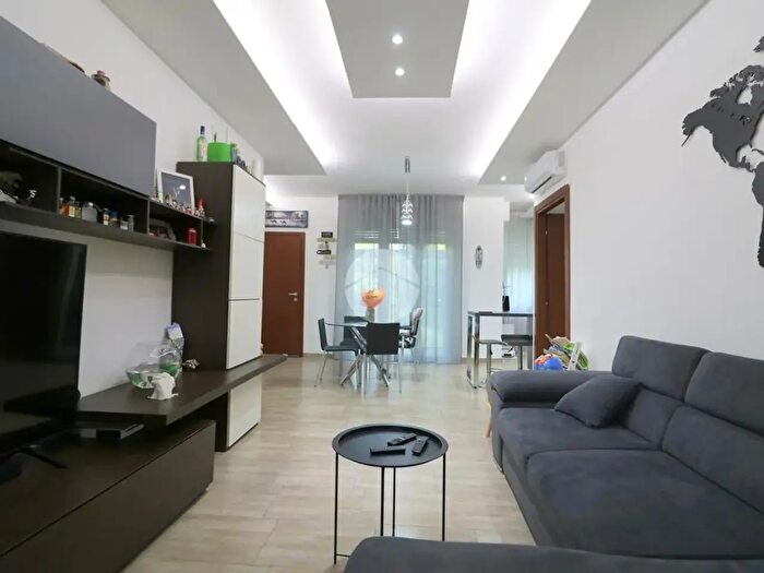 Appartamento trilocale in vendita in Via Carroccio, Rho