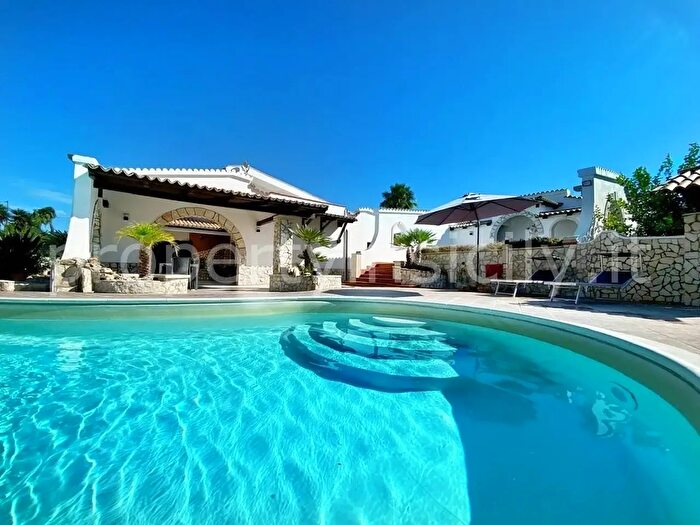 Casa con 8 locali in vendita in Siracusa