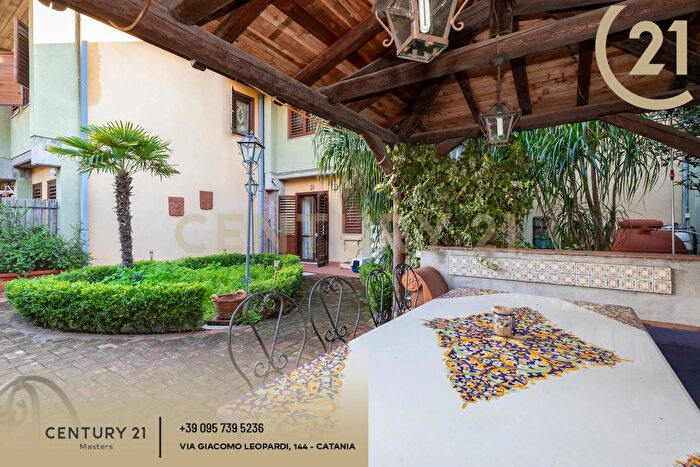 Casa con 10 locali in vendita in Via San Gregorio, Aci Castello